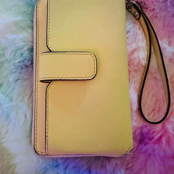 Gorgeous MK Purse Set - Picture 4 of 15